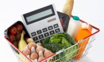 在预算内健康饮食的 10 大方法（#5 太棒了！）